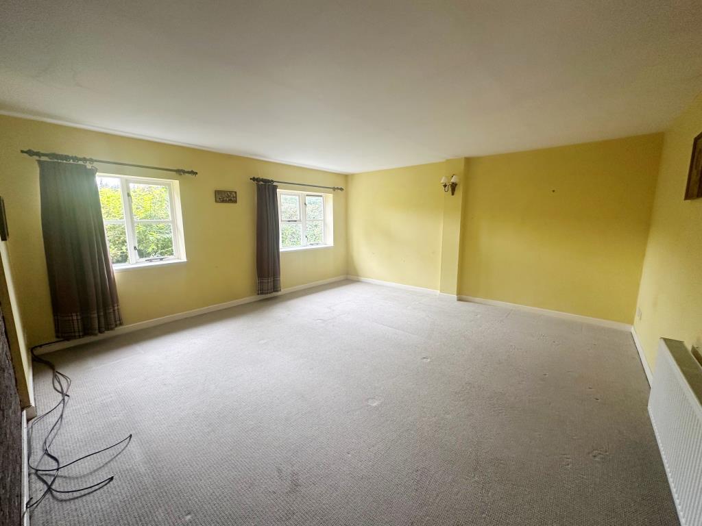 Lot: 70 - DETACHED HOUSE FOR REFURBISHMENT - Living room